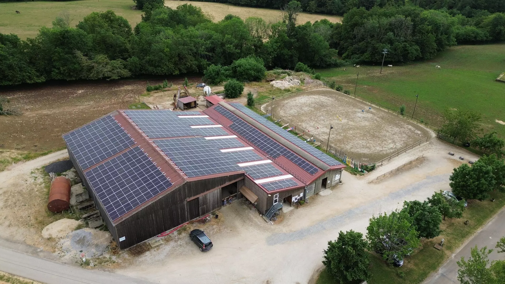 Image du centre d'équitation (vue des toitures photovoltaïques)